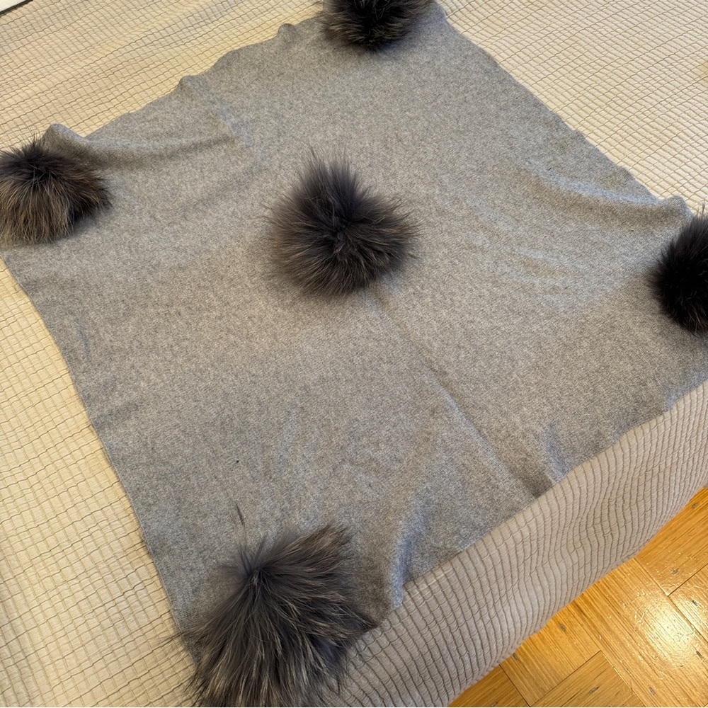 NWOT Unisex Baby Grey Pom Pom Stroller Blanket